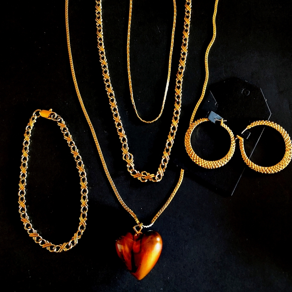 3 GOLD PLATED NECKLACES, 1 BRACELET, 1 PAIR EARRINGS